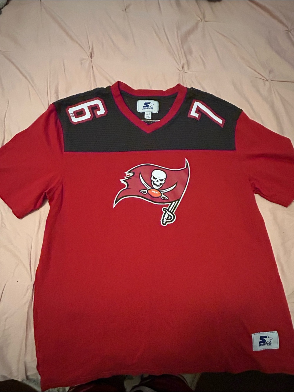 Starter NFL Tampa Bay Buccaneers jersey Featuring EST 6  7 On Each Shoulder Sz L